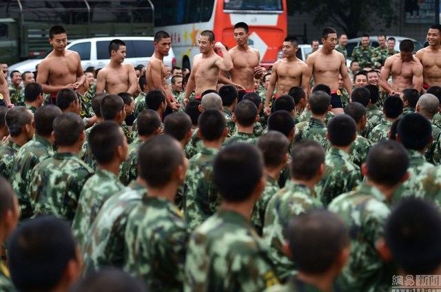 ตำรวจ(ความจิงทหาร)กวางตุ้ง วางปืนโชว์อกสามศอก ประชันกล้ามข้าวต้มมัด