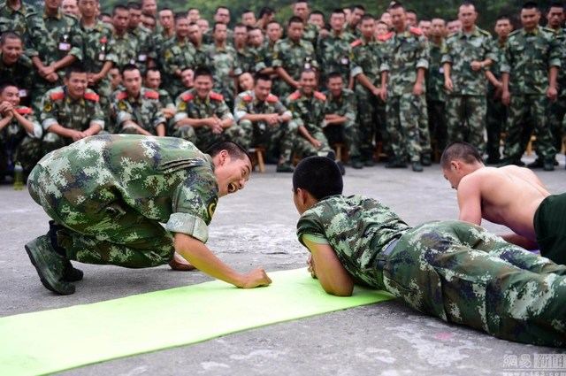 ตำรวจ(ความจิงทหาร)กวางตุ้ง วางปืนโชว์อกสามศอก ประชันกล้ามข้าวต้มมัด