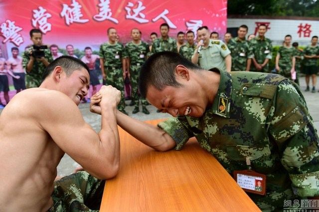 ตำรวจ(ความจิงทหาร)กวางตุ้ง วางปืนโชว์อกสามศอก ประชันกล้ามข้าวต้มมัด