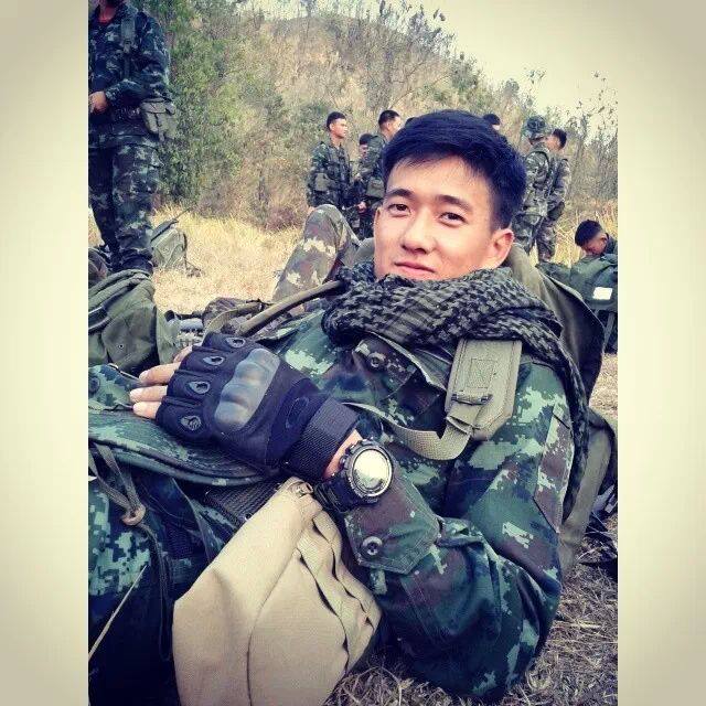 หนุ่มๆ ในเครื่องแบบ!!!