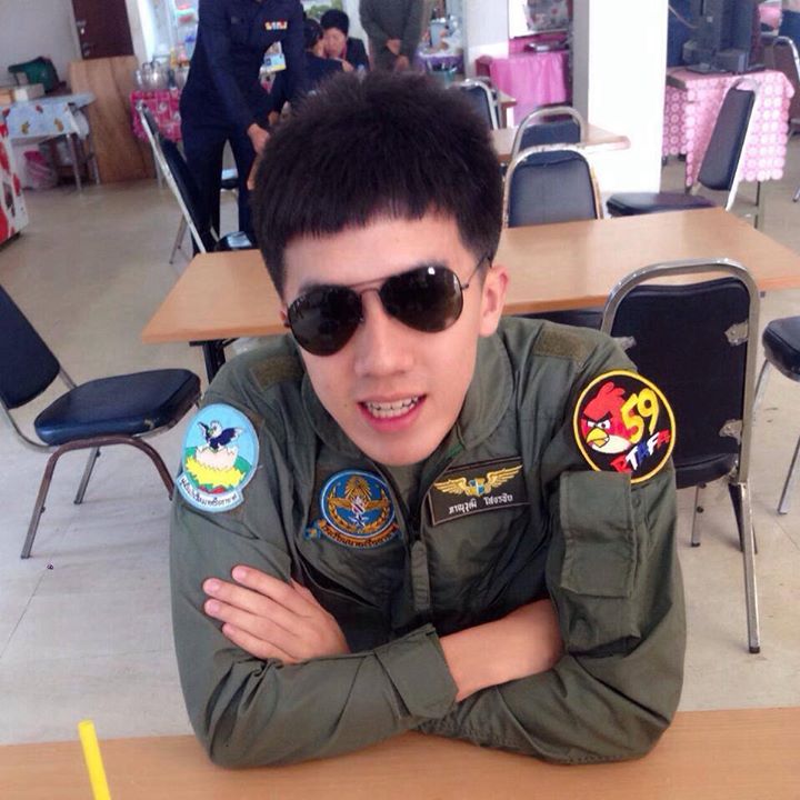 หนุ่มๆ ในเครื่องแบบ!!!