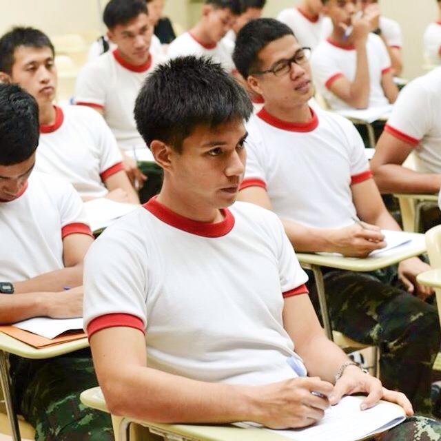 หนุ่มๆ ในเครื่องแบบ!!!