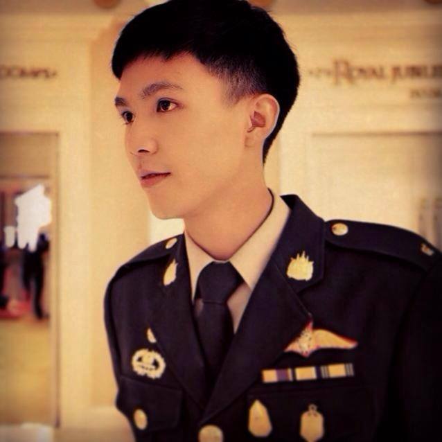 หนุ่มๆ ในเครื่องแบบ!!!