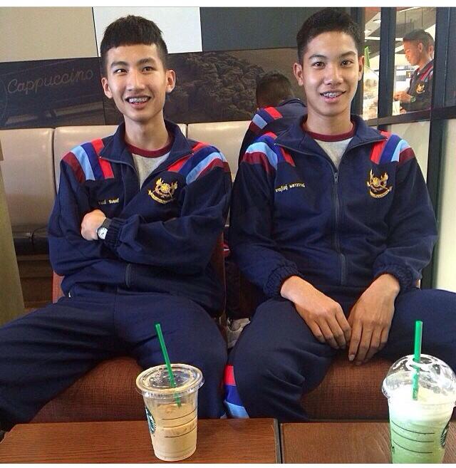 หนุ่มๆ ในเครื่องแบบ!!!