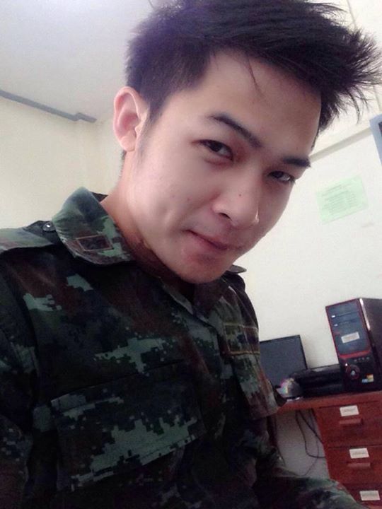 หนุ่มๆ ในเครื่องแบบ!!!