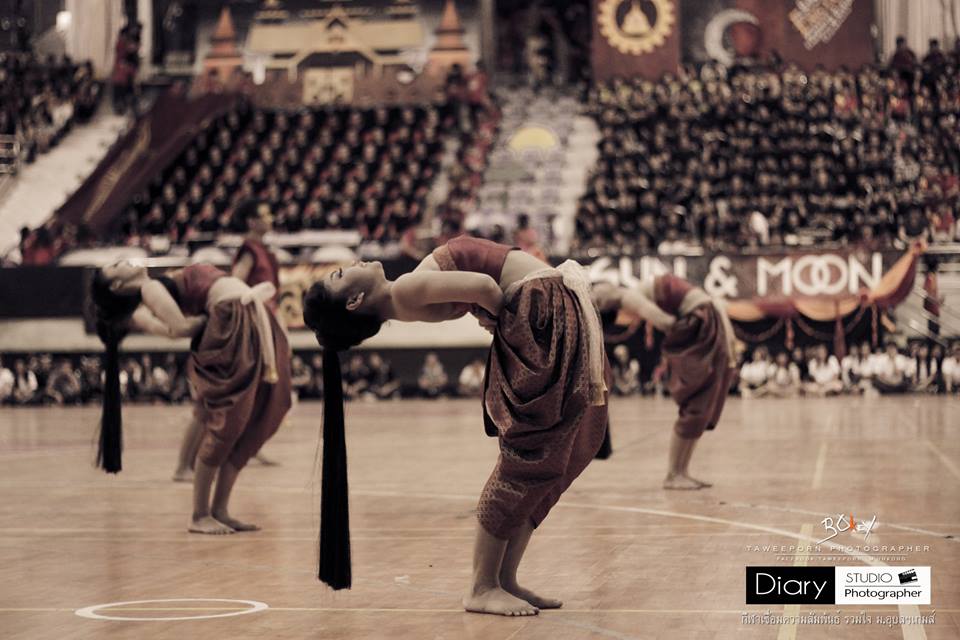 สะพานโค้งหลบไป! รวมภาพ "แอ่นนรก" ต้นตำหรับเชียร์ลีดเดอร์ คณะวิทยาฯ ม.อุบลฯ