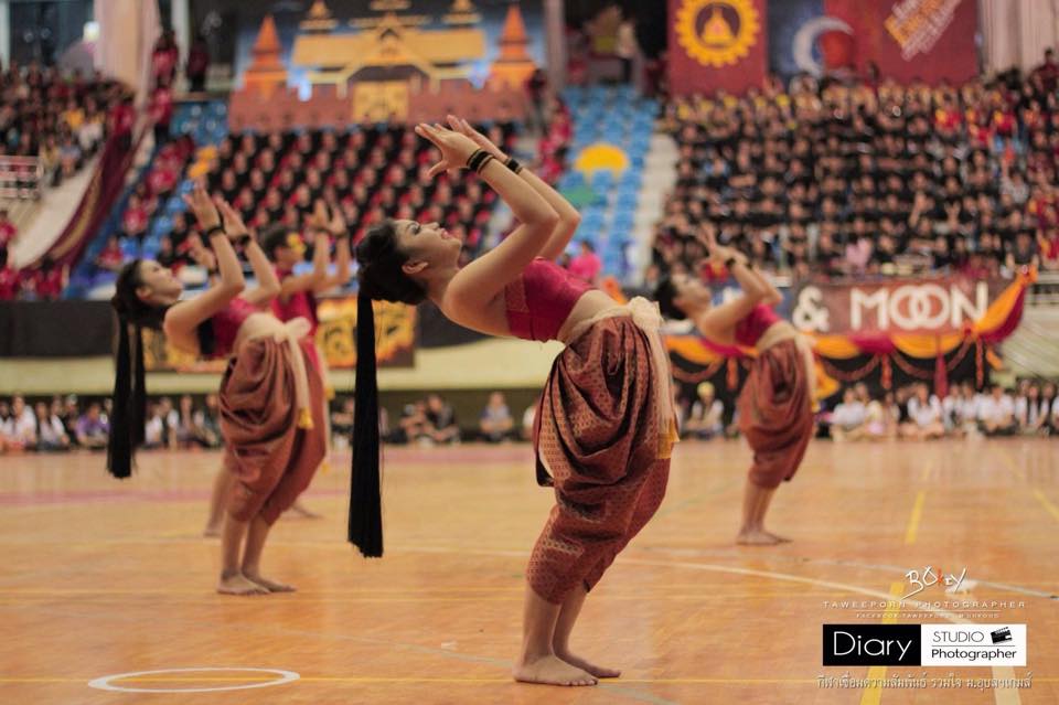 สะพานโค้งหลบไป! รวมภาพ "แอ่นนรก" ต้นตำหรับเชียร์ลีดเดอร์ คณะวิทยาฯ ม.อุบลฯ