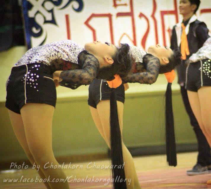 สะพานโค้งหลบไป! รวมภาพ "แอ่นนรก" ต้นตำหรับเชียร์ลีดเดอร์ คณะวิทยาฯ ม.อุบลฯ