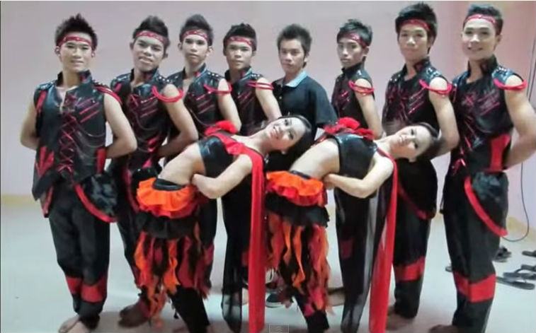 สะพานโค้งหลบไป! รวมภาพ "แอ่นนรก" ต้นตำหรับเชียร์ลีดเดอร์ คณะวิทยาฯ ม.อุบลฯ