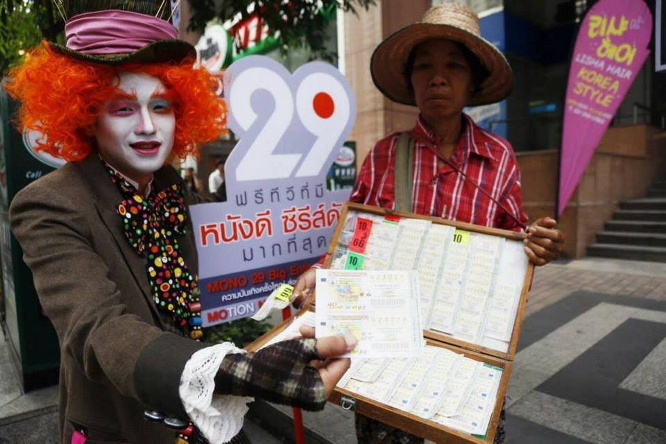 เกิดอะไรขึ้น !? เมื่อเหล่าตัวละครดังหลุดจากภาพยนตร์ มาใช้ชีวิตนอกจอ !!!