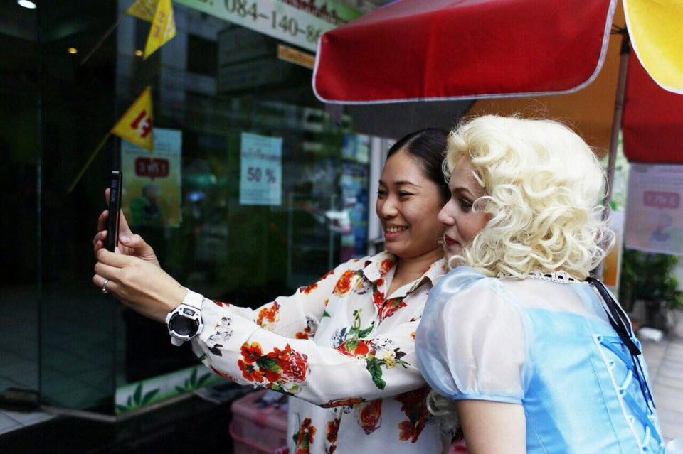 เกิดอะไรขึ้น !? เมื่อเหล่าตัวละครดังหลุดจากภาพยนตร์ มาใช้ชีวิตนอกจอ !!!