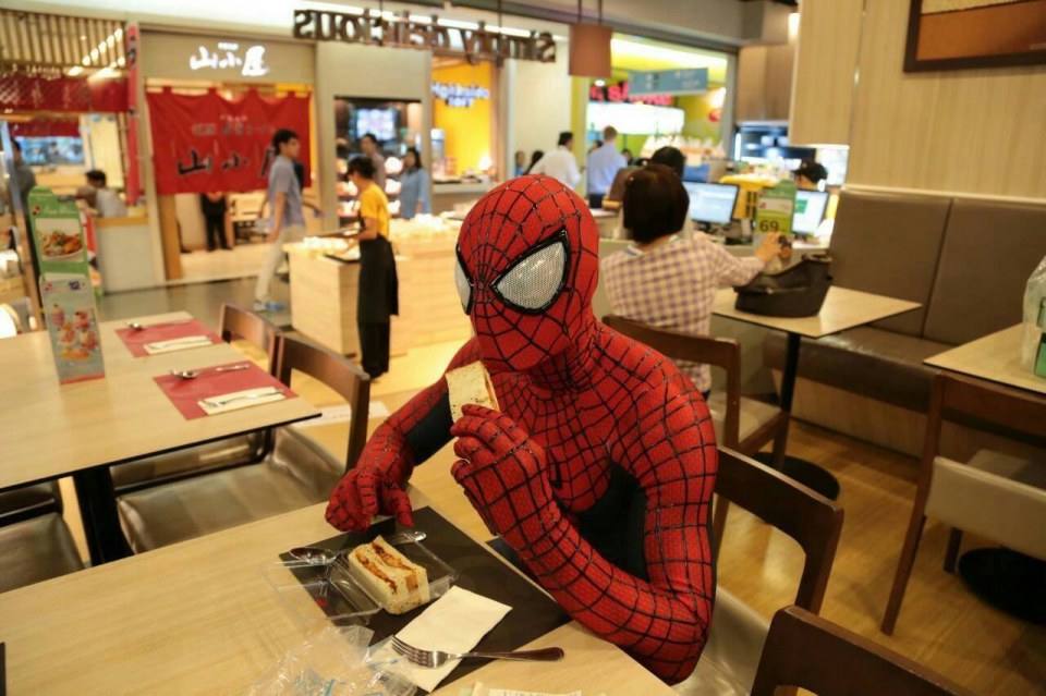 เกิดอะไรขึ้น !? เมื่อเหล่าตัวละครดังหลุดจากภาพยนตร์ มาใช้ชีวิตนอกจอ !!!