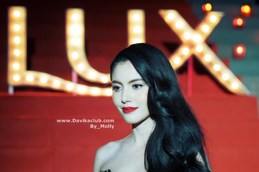 ใหม่-ดาวิกา งาน LUX forever Collection