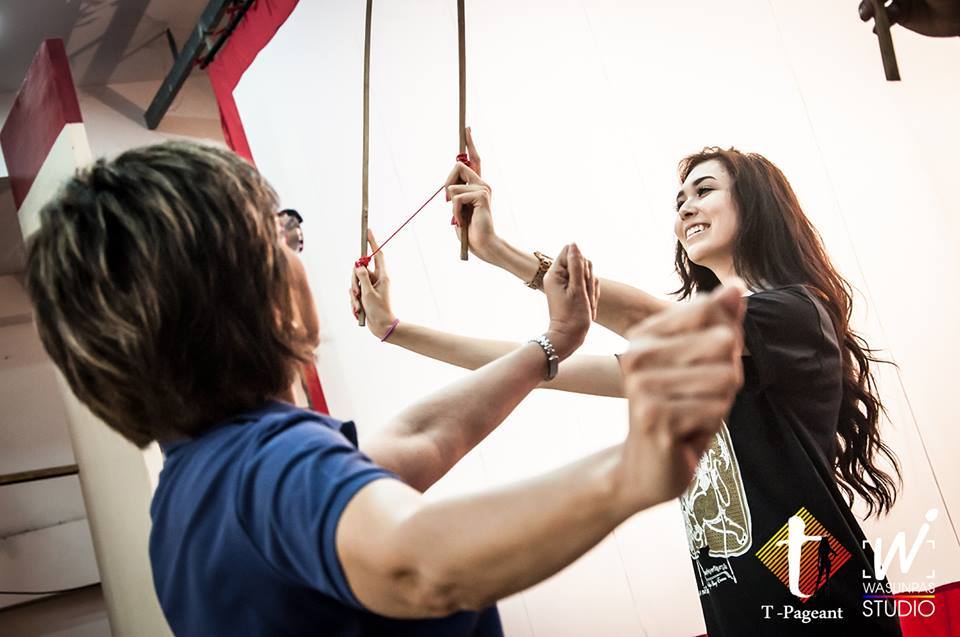 แอลลี่ Miss Universe Thailand เรียนการเชิดหนังใหญ่ ณ วัดขนอน จ.ราชบุรี