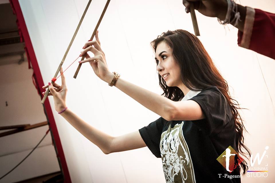 แอลลี่ Miss Universe Thailand เรียนการเชิดหนังใหญ่ ณ วัดขนอน จ.ราชบุรี
