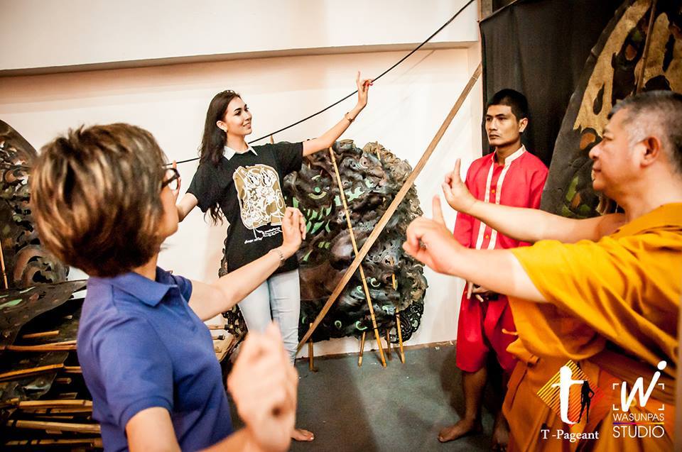 แอลลี่ Miss Universe Thailand เรียนการเชิดหนังใหญ่ ณ วัดขนอน จ.ราชบุรี