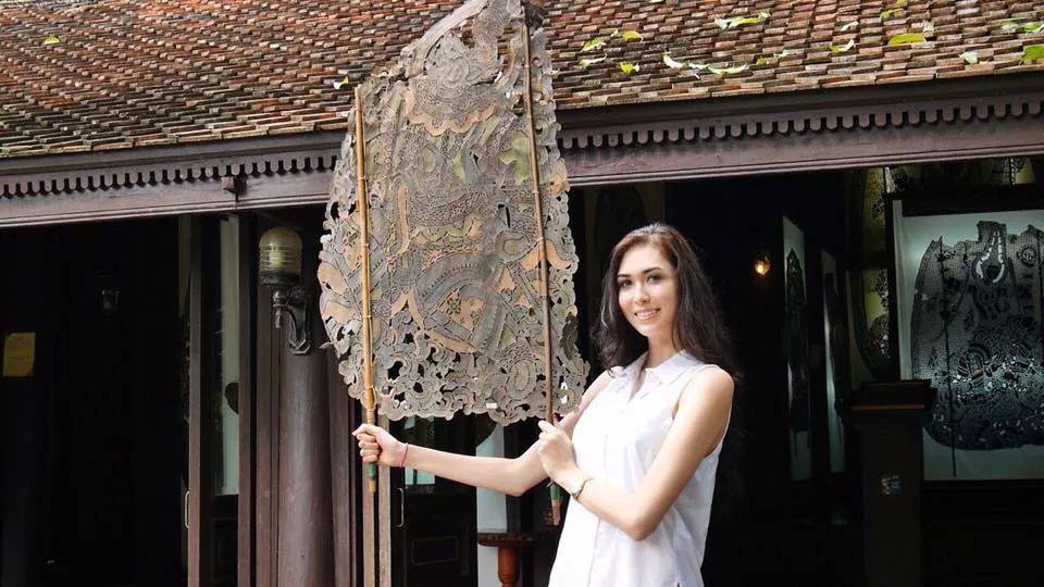 แอลลี่ Miss Universe Thailand เรียนการเชิดหนังใหญ่ ณ วัดขนอน จ.ราชบุรี