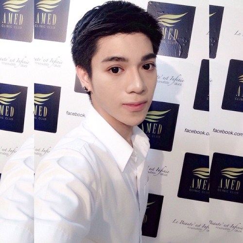 หนุ่ม(แท้) หรือป่าวไม่รู้ แต่ที่รู้ๆ หน้าตาดีอ่ะ
