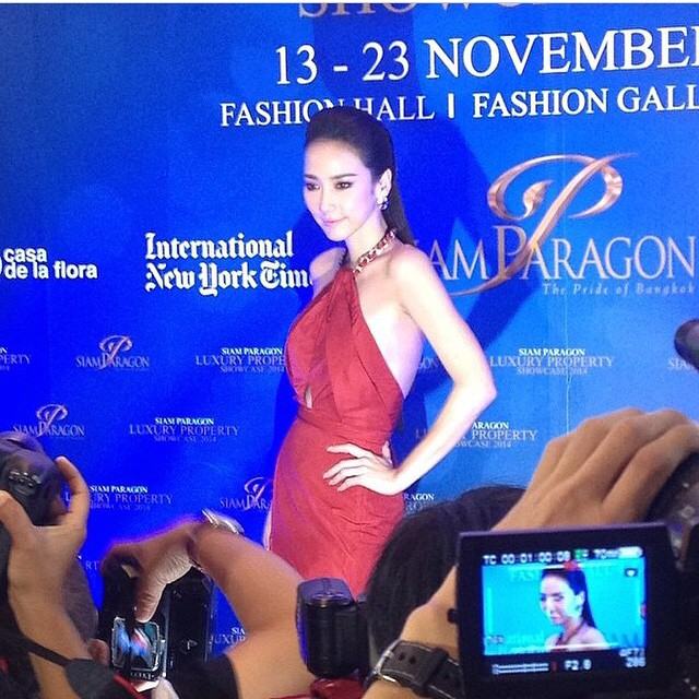 งานล่าสุดที่พารากอน ซุปเปอร์สตาร์ "อั้ม-พัชราภา" สวยออร่าเด่นมาก สื่อมวลชนเยอะมาก!!