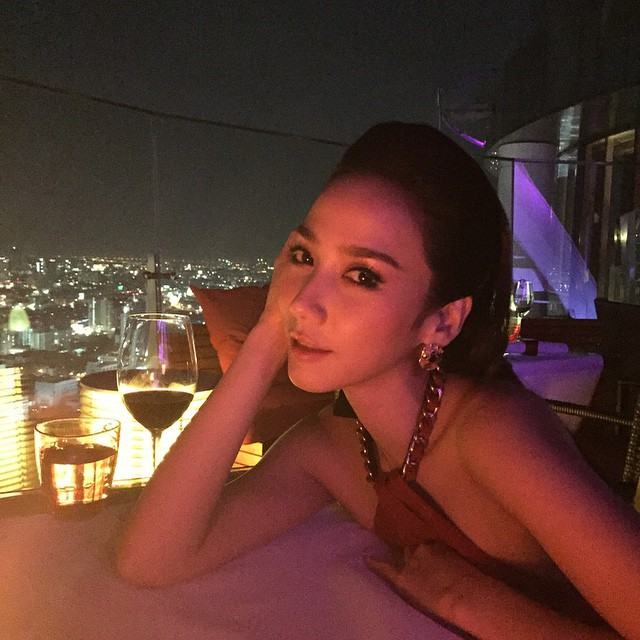 งานล่าสุดที่พารากอน ซุปเปอร์สตาร์ "อั้ม-พัชราภา" สวยออร่าเด่นมาก สื่อมวลชนเยอะมาก!!