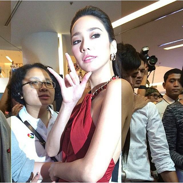 งานล่าสุดที่พารากอน ซุปเปอร์สตาร์ "อั้ม-พัชราภา" สวยออร่าเด่นมาก สื่อมวลชนเยอะมาก!!