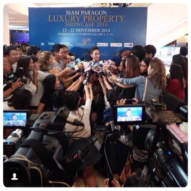 งานล่าสุดที่พารากอน ซุปเปอร์สตาร์ "อั้ม-พัชราภา" สวยออร่าเด่นมาก สื่อมวลชนเยอะมาก!!