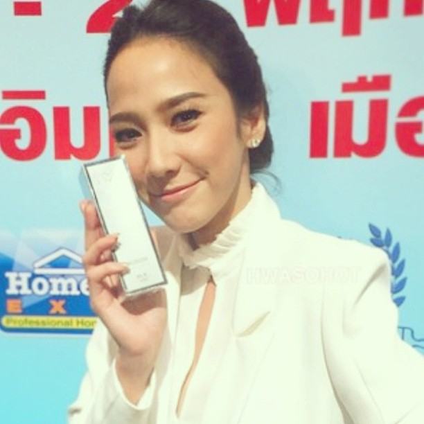 ลุคสวยเท่ห์เรียบหรูของ "อั้ม พัชราภา" ที่งามอิมแพ็ค Home Pro Expo เดินสายออกอีเว้นท์ถี่เลยปีนี้!!