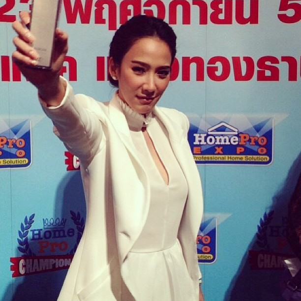 ลุคสวยเท่ห์เรียบหรูของ "อั้ม พัชราภา" ที่งามอิมแพ็ค Home Pro Expo เดินสายออกอีเว้นท์ถี่เลยปีนี้!!