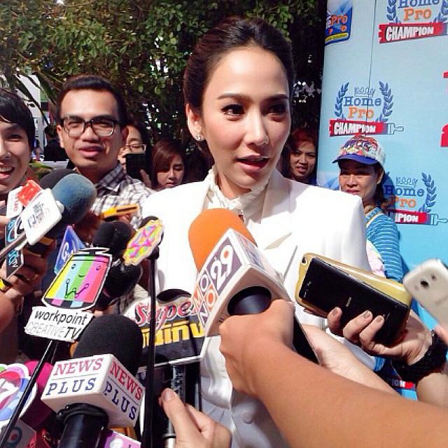 ลุคสวยเท่ห์เรียบหรูของ "อั้ม พัชราภา" ที่งามอิมแพ็ค Home Pro Expo เดินสายออกอีเว้นท์ถี่เลยปีนี้!!