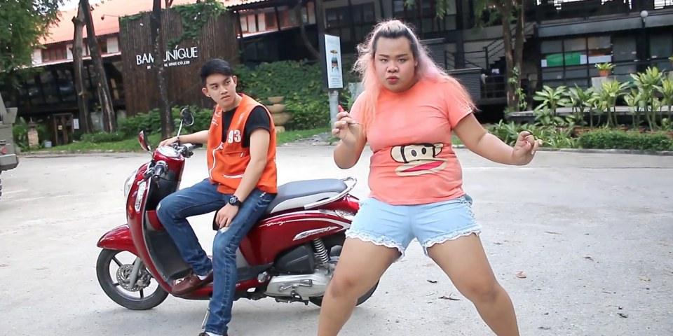 กระเทยไทย เล่น MV ฮามากกกกกกกก (ต้องดู)