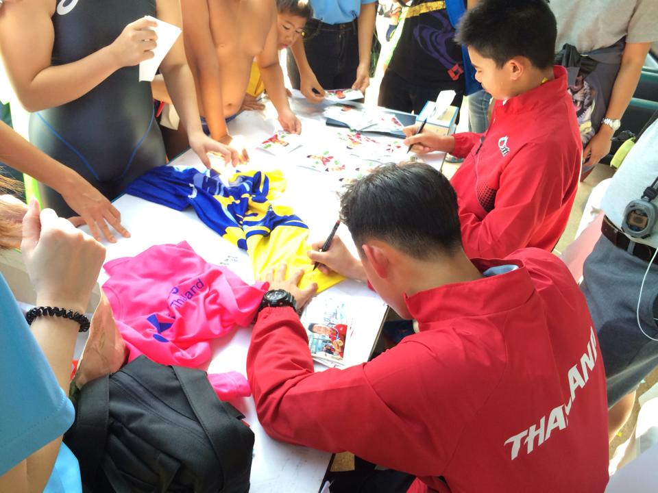 น้องเอสนักว่ายน้ำทีมชาติที่งาน the mall swimming