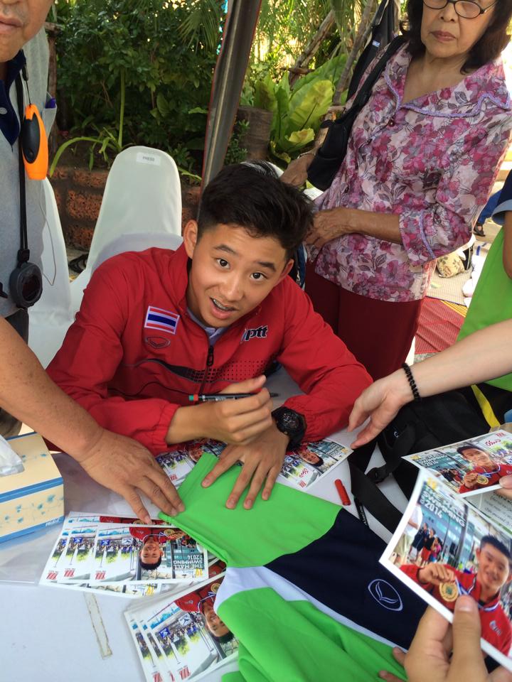 น้องเอสนักว่ายน้ำทีมชาติที่งาน the mall swimming