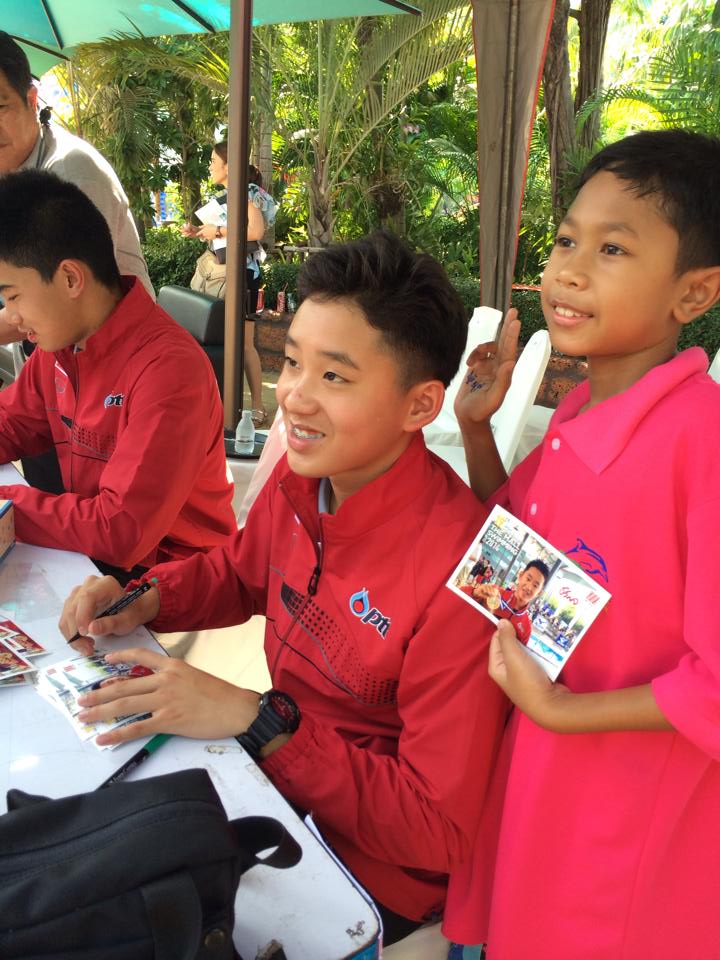 น้องเอสนักว่ายน้ำทีมชาติที่งาน the mall swimming