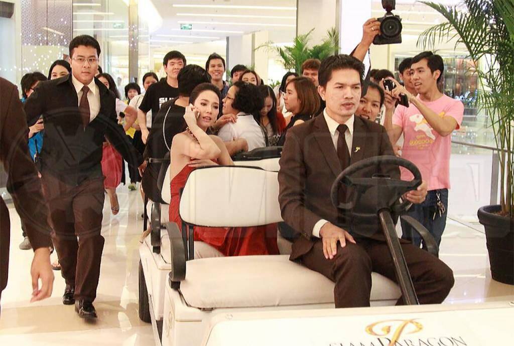 ซุปตาร์สาวอั้ม-ออกงานอีเว้นท์ทีนึง เดือดร้อน รปภ. เพราะห้างเเตก!!