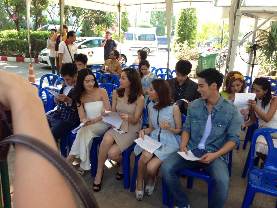 บูม-ปิยพันธ์ ควง น้ำหวาน-กรรณาภรณ์ นำทีมนักเเสดงบวงสรวงละคร "เขยใหญ่ สะใภ้เล็ก"