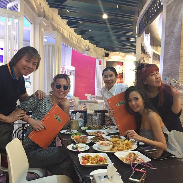 มาทานตำเเหล The Walk กับอั้มสิค้ะ!!