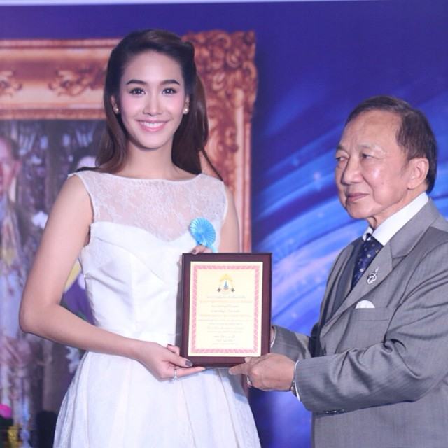 เหล่านักเเสดงช่อง 7 ร่วมรับรางวัล "ลูกตัวอย่างกตัญญู" ปี 2557