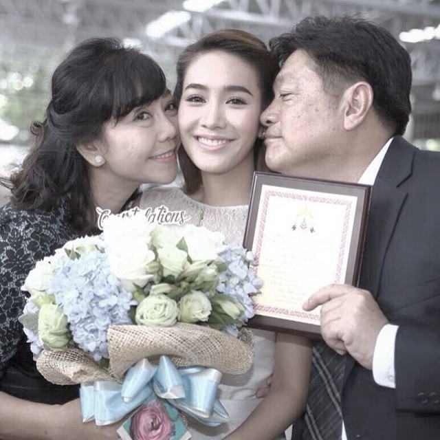 เหล่านักเเสดงช่อง 7 ร่วมรับรางวัล "ลูกตัวอย่างกตัญญู" ปี 2557