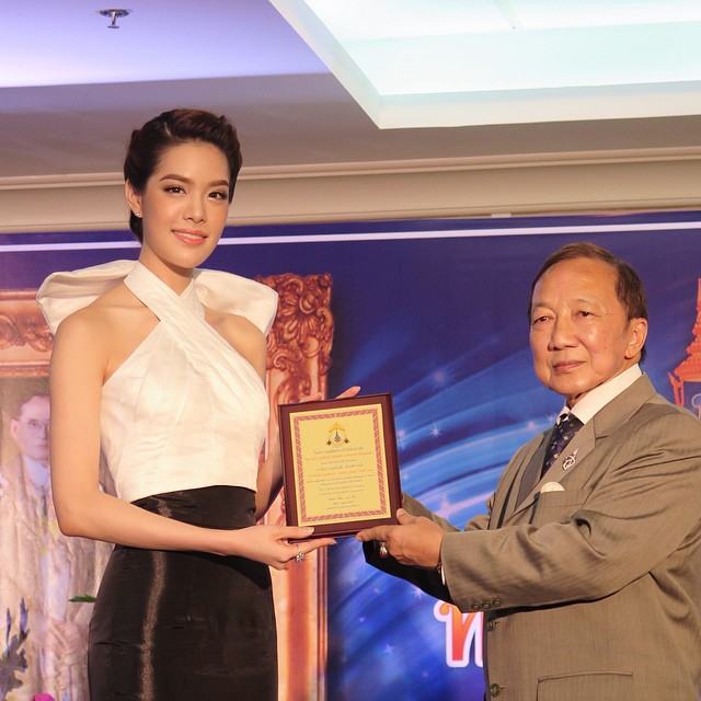 เหล่านักเเสดงช่อง 7 ร่วมรับรางวัล "ลูกตัวอย่างกตัญญู" ปี 2557