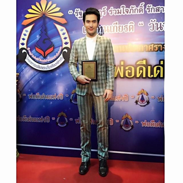 เหล่านักเเสดงช่อง 7 ร่วมรับรางวัล "ลูกตัวอย่างกตัญญู" ปี 2557