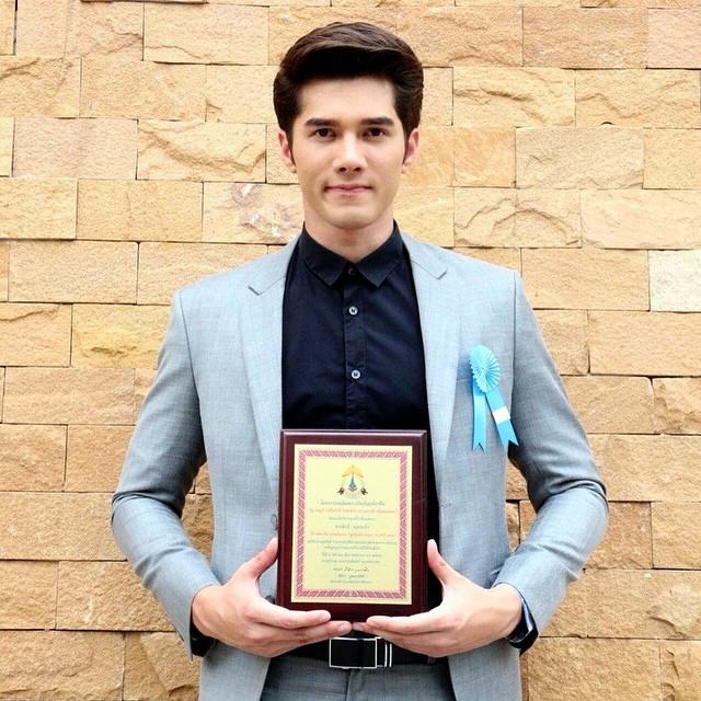 เหล่านักเเสดงช่อง 7 ร่วมรับรางวัล "ลูกตัวอย่างกตัญญู" ปี 2557