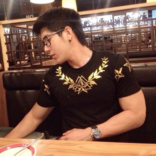 หนุ่มหุ่นแซ่บ ซิกแพ็คมาเต็ม!!!