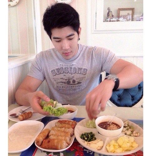 หนุ่มหุ่นแซ่บ ซิกแพ็คมาเต็ม!!!