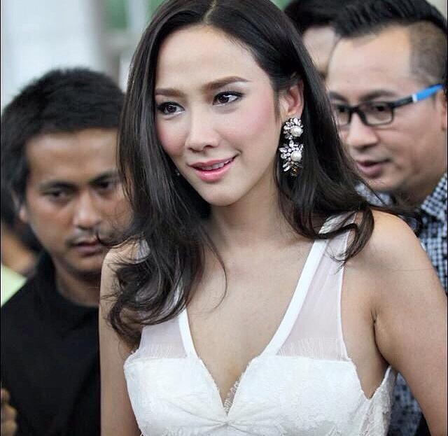 อั้ม พัชราภา กับชีวิตโสดสวย ๆ และรวยมาก!!
