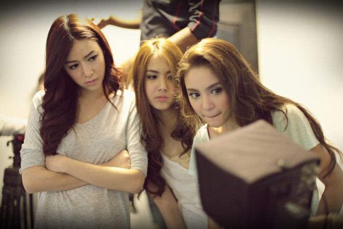 วันนี้เอาภาพเบื้องหลัง ของ 3 สาวดาวรุ่ง พาย-แพร-นีน่า จากกองบันทึกกรรมมาฝากกันจ้า