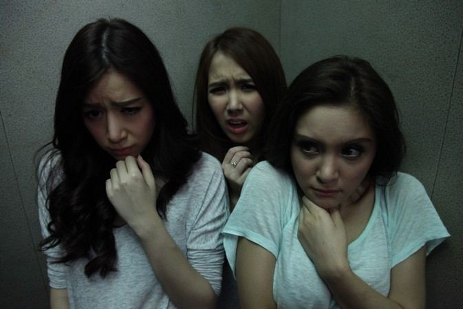 วันนี้เอาภาพเบื้องหลัง ของ 3 สาวดาวรุ่ง พาย-แพร-นีน่า จากกองบันทึกกรรมมาฝากกันจ้า