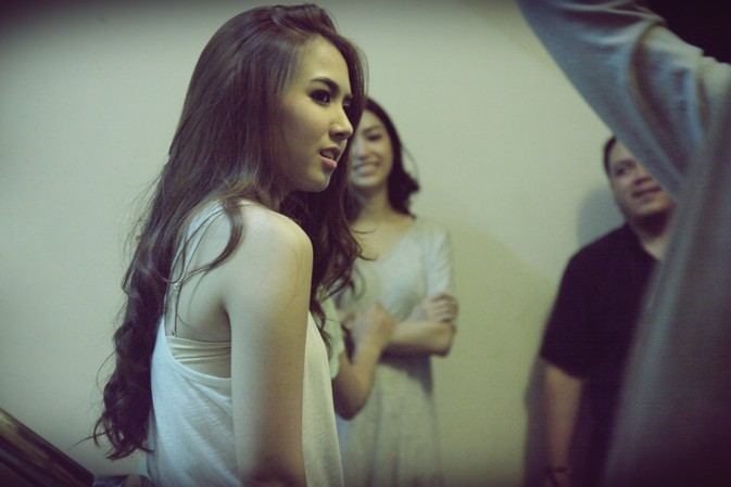 วันนี้เอาภาพเบื้องหลัง ของ 3 สาวดาวรุ่ง พาย-แพร-นีน่า จากกองบันทึกกรรมมาฝากกันจ้า