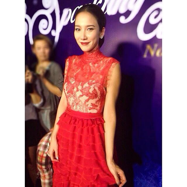 "อั้ม พัชราภา" สวยสง่าดุจนางพญาในชุดสีแดงสุดหรู ในงานเปิดไฟต้นคริสต์มาสอย่างอลังการ