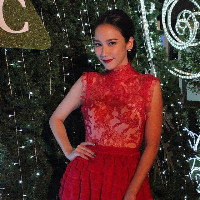 "อั้ม พัชราภา" สวยสง่าดุจนางพญาในชุดสีแดงสุดหรู ในงานเปิดไฟต้นคริสต์มาสอย่างอลังการ