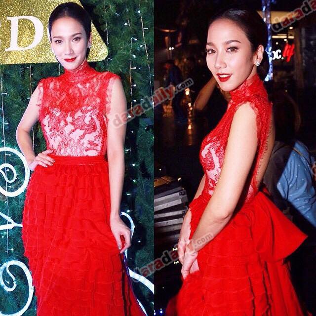 "อั้ม พัชราภา" สวยสง่าดุจนางพญาในชุดสีแดงสุดหรู ในงานเปิดไฟต้นคริสต์มาสอย่างอลังการ